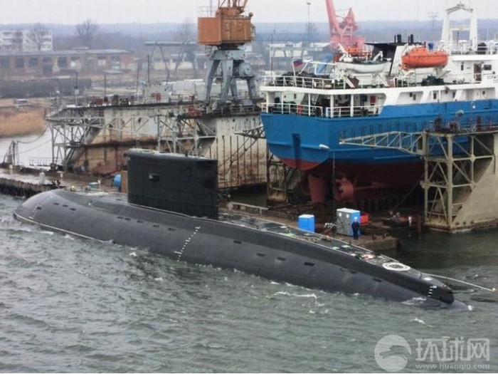 Việt Nam mua tàu ngầm lớp Kilo của Nga để bảo vệ chủ quyền biển đảo ở biển Đông. Trong hình là tàu ngầm Hà Nội lớp Kilo của Việt Nam tại cảng biển Nga.